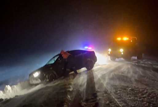 В Кувандыке инспекторы ГИБДД пришли на помощь водителю, застрявшему в кювете на заснеженной трассе