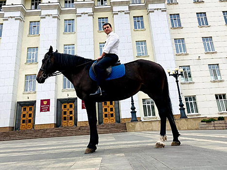 Во имя экологии депутат прискакал на работу на коне. А мог бы просто на велике