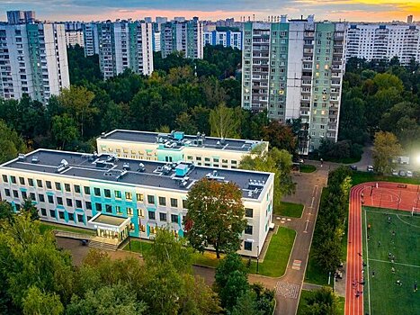 В Москве более 50 обновленных школ оборудовали художественной подсветкой