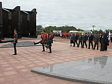 Командующий войсками Восточного военного округа принял участие в церемонии возложения цветов к Вечному огню на площади Славы в Хабаровске