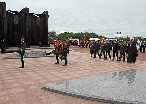 Командующий войсками Восточного военного округа принял участие в церемонии возложения цветов к Вечному огню на площади Славы в Хабаровске