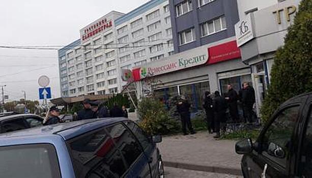 На ул. Шевченко в помещении банка распылили перцовый газ, трое пострадали