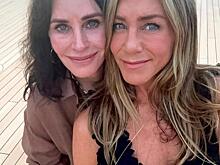 Дженнифер Энистон и Кортни Кокс порадовали поклонников «Друзей» совместным селфи