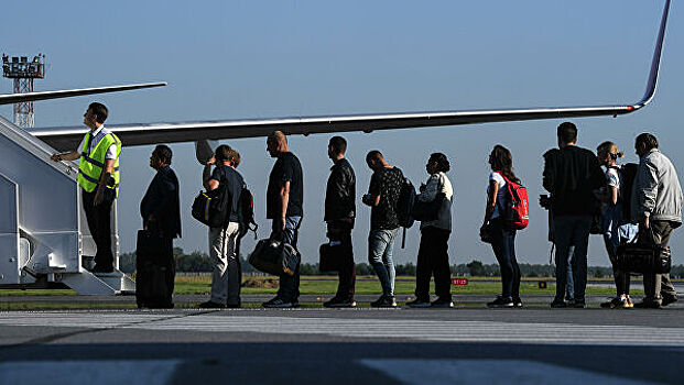 Эксперты выяснили, зачем россияне встают в очередь на посадку в самолет