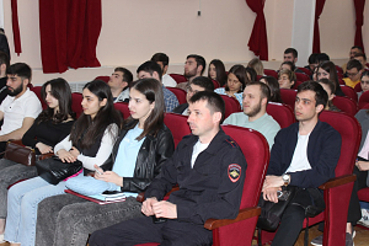 В Северной Осетии сотрудники УБК МВД по РСО-Алания вместе с представителями Общественного совета провели семинар-занятие, посвященное профилактике дистанционного мошенничества