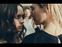 Вайнона Райдер и Элизабет Олсен танцуют в новом видео H&M