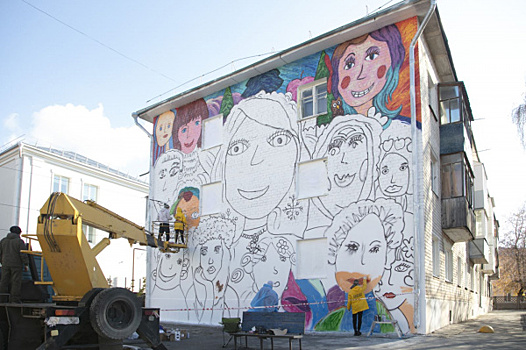 Добавили красок Портпосёлку: на фасаде дома появился коллаж из детских рисунков