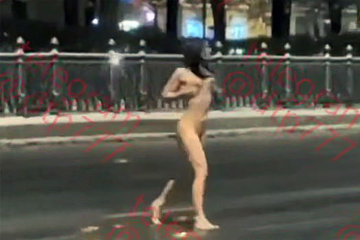 В Москве на видео попала нагая женщина, которая бегала по дорогам и кричала