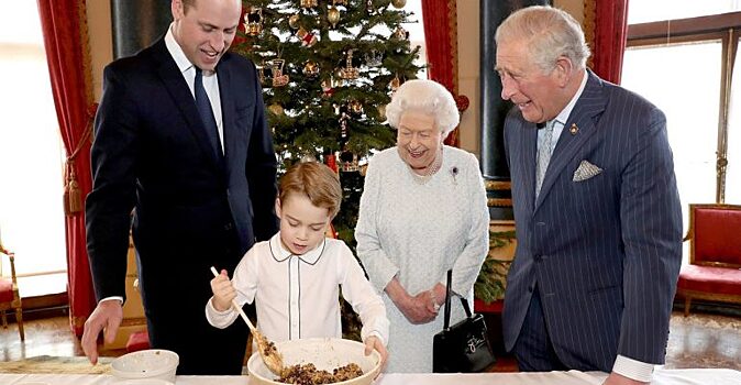 Королева Елизавета II испекла пудинги с будущими королями Англии