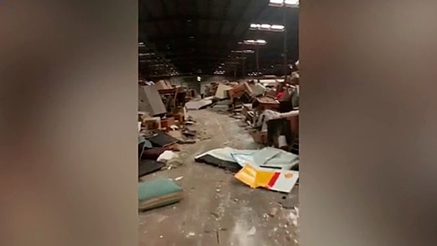 Разнес в щепки: неизвестный с помощью погрузчика уничтожил мебель на $2 млн