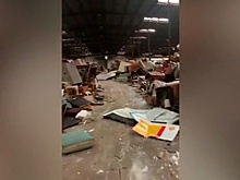 Разнес в щепки: неизвестный с помощью погрузчика уничтожил мебель на $2 млн