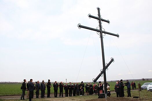 Память погибших от голода ирклиевцев увековечили в кресте (фоторпортаж)