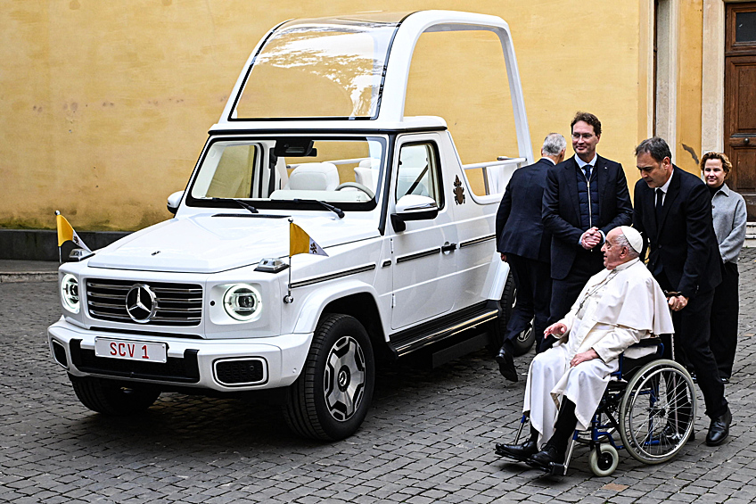 Папа Римский Франциск и генеральный директор Mercedes-Benz Ола Кэллениусво время церемонии передачи электрического папамобиля, 2024 год