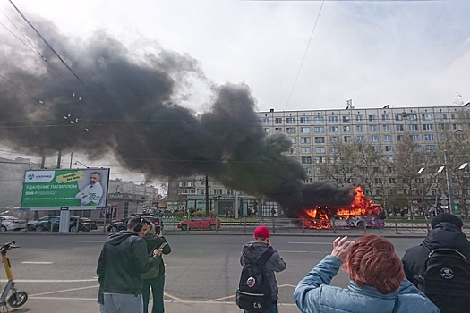 В Петербурге полностью сгорел автобус