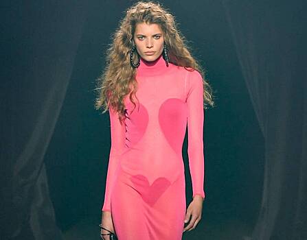 Море сердец и розовые платья: 44 дизайнера показали коллекцию в память об Альбере Эльбазе