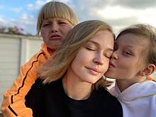 Редкий кадр: Юлия Пересильд показала подросших дочек от Алексея Учителя
