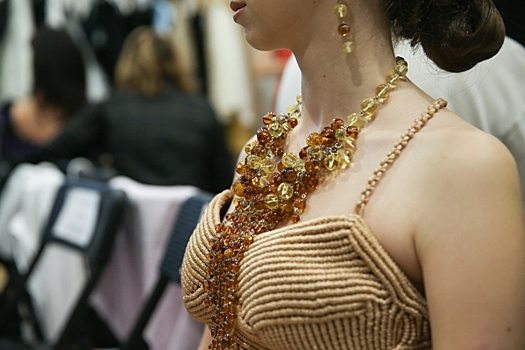 «Балтийский акцент»: калининградские дизайнеры показали коллекции одежды с янтарем