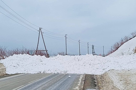 На Сахалине на проезжую часть сошла лавина