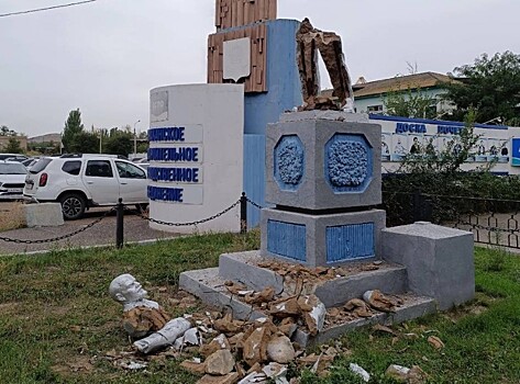 Депутат Синельщиков прокомментировал уничтожение памятника Ленину в Астрахани