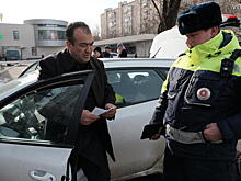 Московского таксиста, не пожелавшего помогать инвалиду, наказали рублем