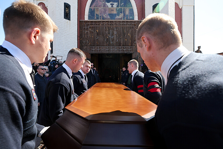 Прощание с модельером Вячеславом Зайцевым в подмосковном Щелково, 4 мая 2023 года