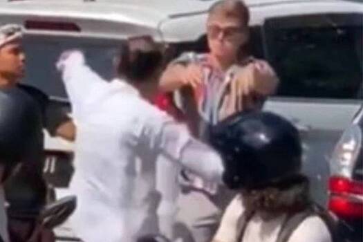 Балийский священник и турист подрались из-за аварии на дороге и попали на видео