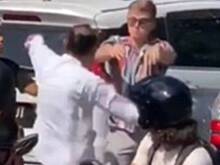 Балийский священник и турист подрались из-за аварии на дороге и попали на видео