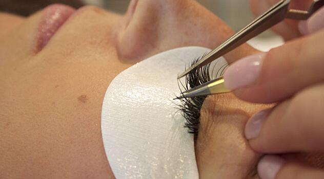 Жительница Краснодара получила химический ожог глаз после посещения косметолога