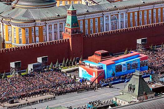 Последний праздник, который роднит нас с СССР, это День Победы, но его символ рисовал словно Остап Бендер
