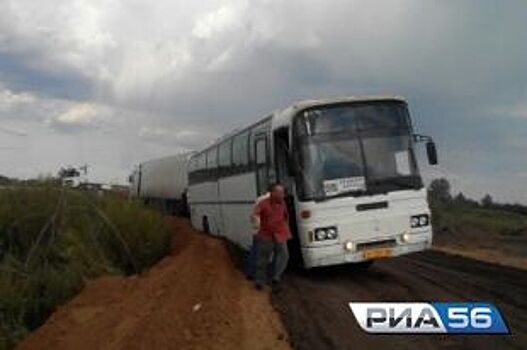 На трассе Актобе - Оренбург из-за ремонта дороги застрял автобус