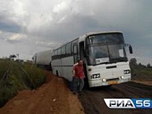 На трассе Актобе - Оренбург из-за ремонта дороги застрял автобус