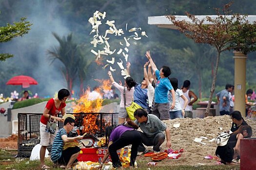 Китайцы сжигают миллионы долларов
