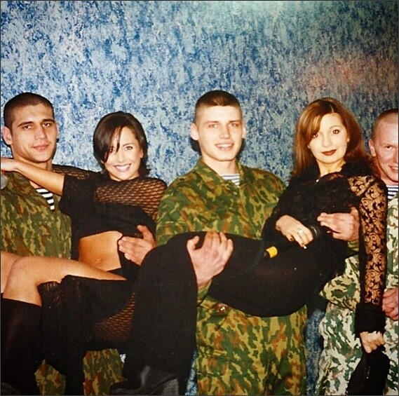 Жанна Фриске и Ольга Орлова на руках у служащих в армии ребят. На гастролях с группой «Блестящие», Россия, конец 90-х.