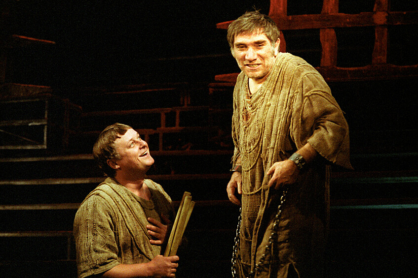 Актеры Борис Галкин и Армен Джигарханян (справа) в роли Сократа в спектакле «Беседы с Сократом» по пьесе Эдварда Радзинского на сцене Московского академического театра имени В. Маяковского, 1981 год