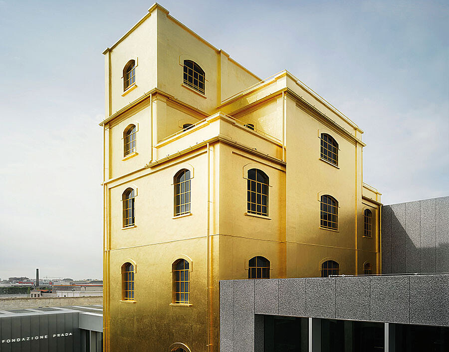 Миучча Прада засела в башне из 200 000 листов сусального золота
