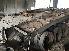 Бомба пробила крышу и уничтожила три танка: кадры последствий удара ВКС РФ в Акербате