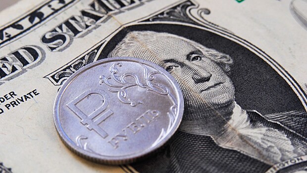 Курс доллар из-за дорожающей нефти опустился до рекордных значений