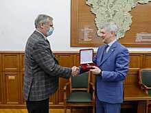 Губернатор вручил памятный знак Ивану Чухнову