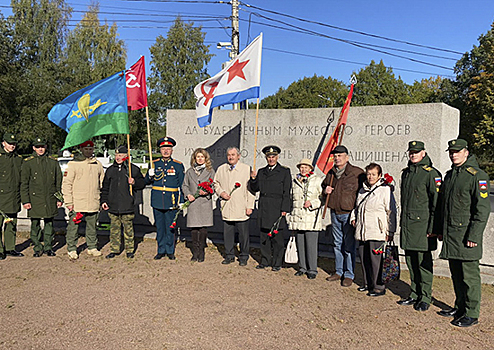 Курсанты Военного института (ЖДВ и ВОСО) приняли участие  в митинге, посвященном памяти защитников Петергофа  в годы Великой Отечественной войны.