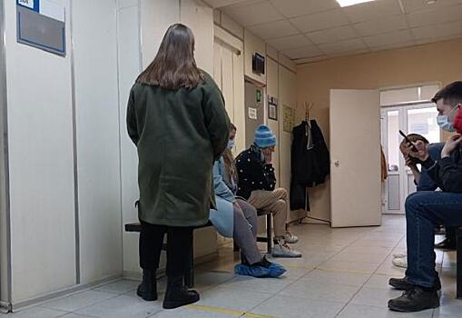 В больницах Екатеринбурга многочасовые очереди: «Заболеваемость ниже среднего»