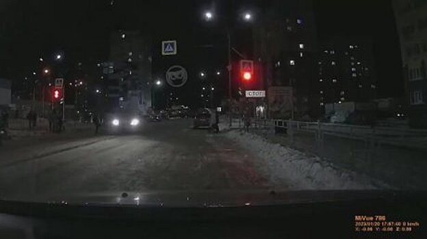 В Засечном водитель проехал на красный свет, едва не сбив детей