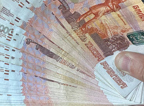 В Кемеровской области полицейские задержали курьера-мошенника, который похитил у горожанки 100 000 рублей