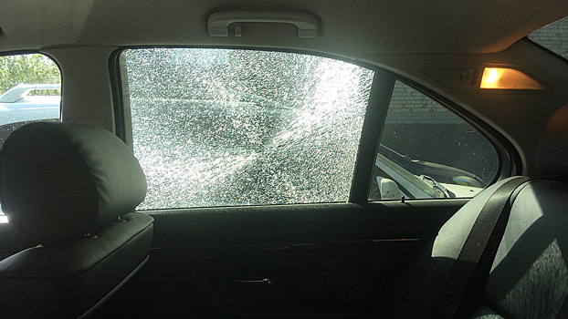 Как нужно выбираться из автомобиля после аварии