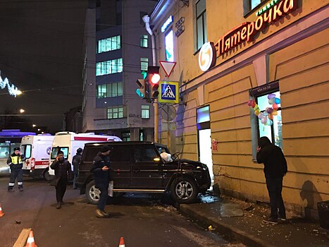 Gelandewagen влетел в «Пятерочку» после столкновения со скорой в Санкт‐Петербурге