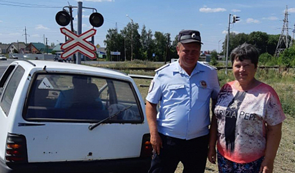Воронежские госавтоинспекторы помогли женщине на «Оке», застрявшей на переезде