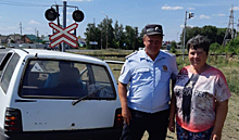 Воронежские госавтоинспекторы помогли женщине на «Оке», застрявшей на переезде