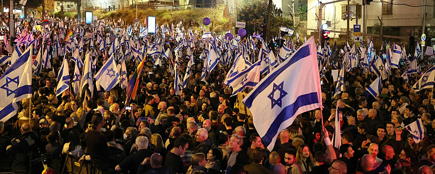 Десятки тысяч человек вышли на антиправительственный митинг в Тель-Авиве