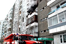 Пожарные спасли мужчину с балкона горящей квартиры во Владивостоке