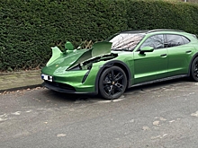 Воры самым варварским способом украли передние фары у Porsche Taycan