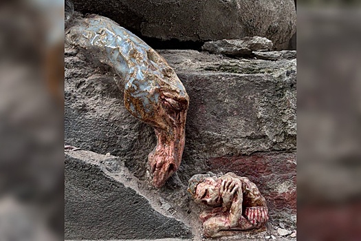 Художница из Петербурга создает арт-объекты прямо в трещинах исторических домов